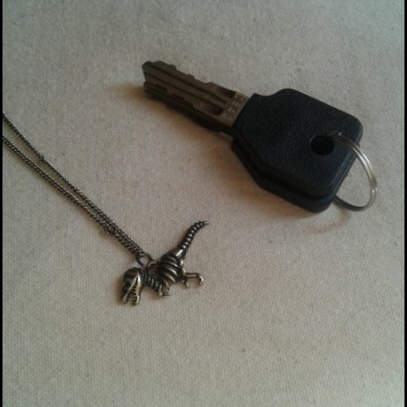 Velociraptor Necklace - Picture 3 of 3